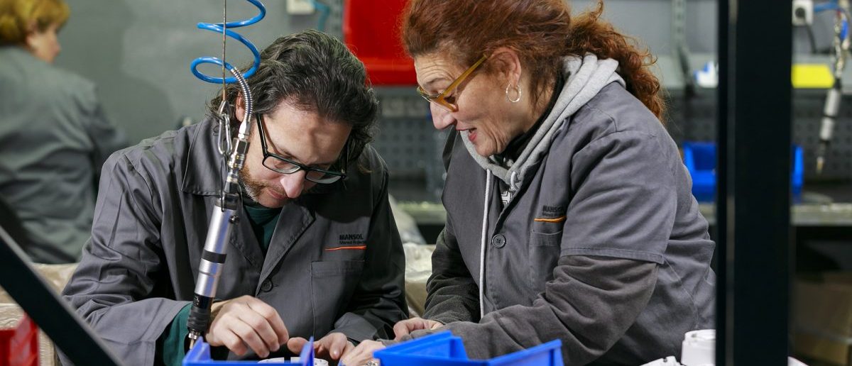 MANSOL realizando el montaje industrial de un dispositivo antiincendios de COFEM