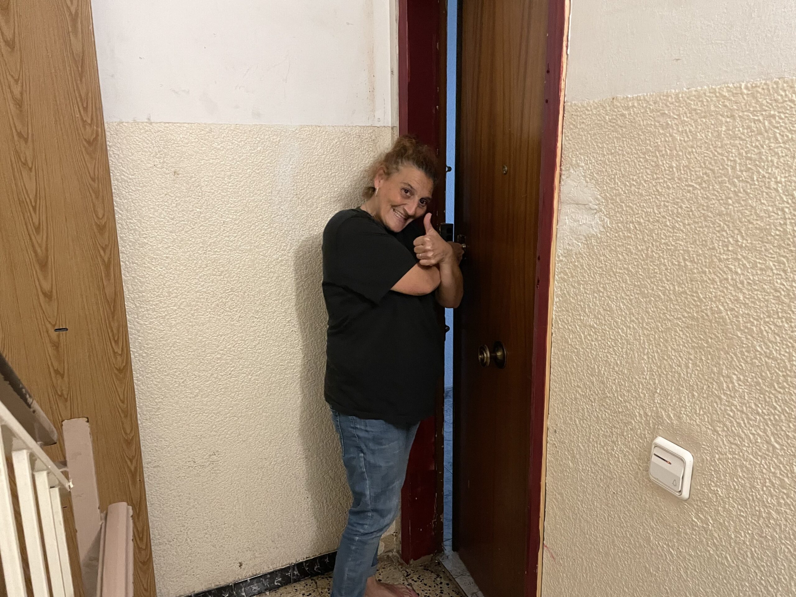 La Blanca accedint al seu nou pis, facilitat gràcies al servei d’habitatge de la Fundació Acollida i Esperança
