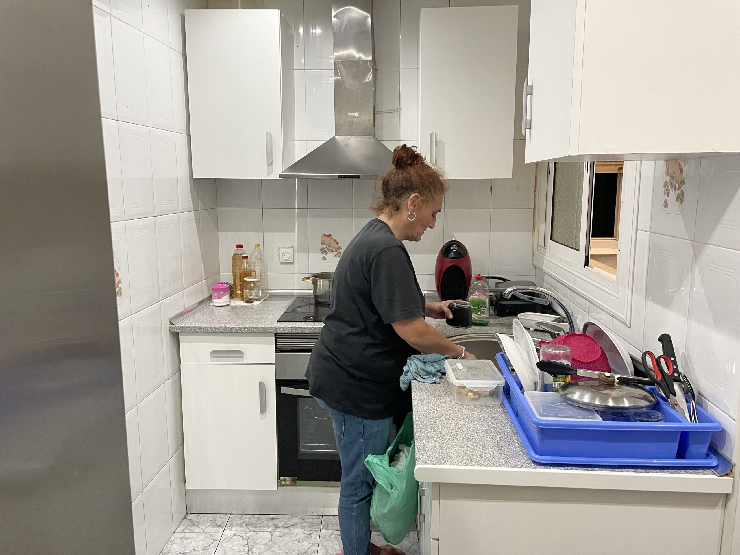 La Blanca preparant una cafetera a la seva nova cuina 