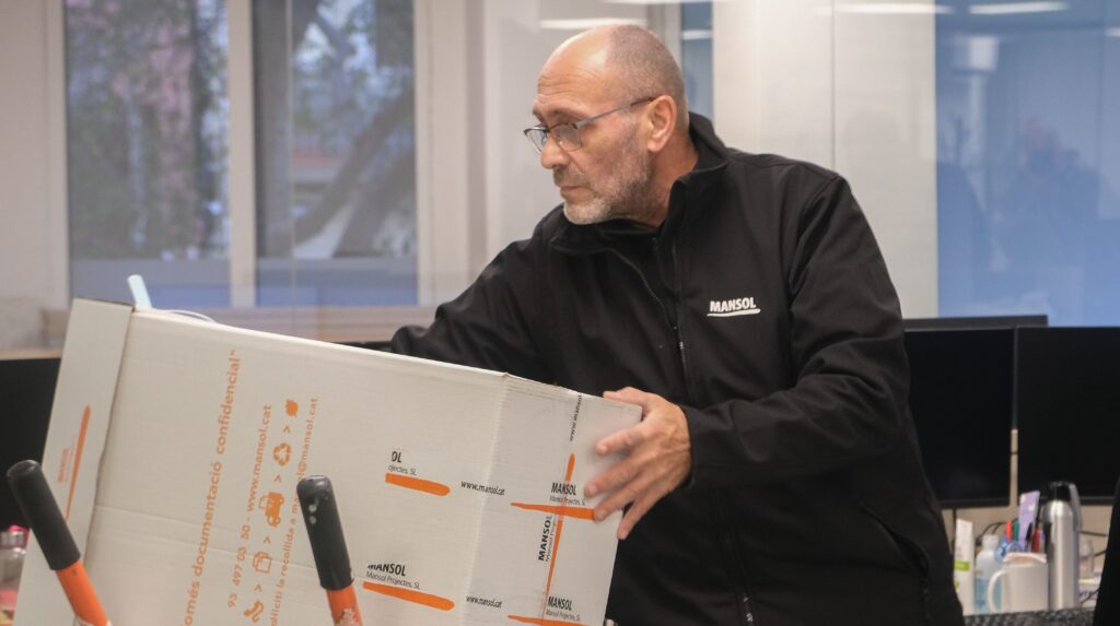Trabajador-CET-Mansol-Projectes-servicio-destruccion-documenta